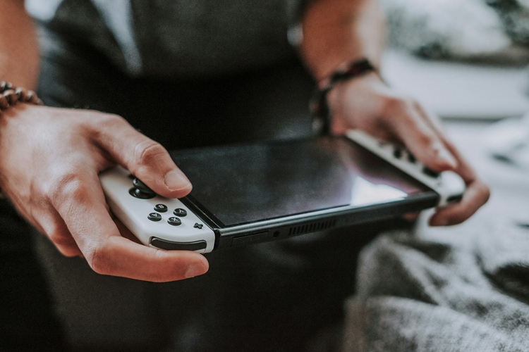 333-neck-pain-chiropractic-treatment-handheld-gaming